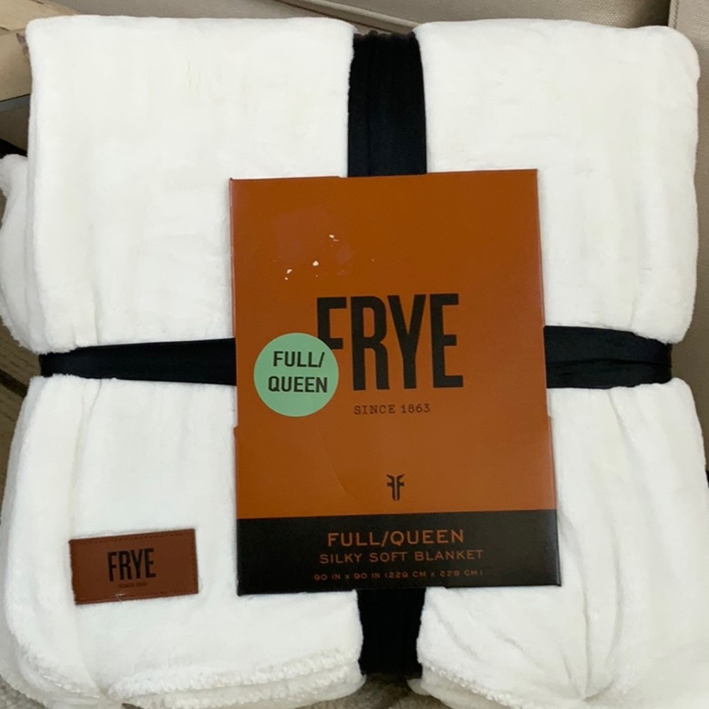 💖🌸Frye Silky Soft Blanket Full / Queen Blanket